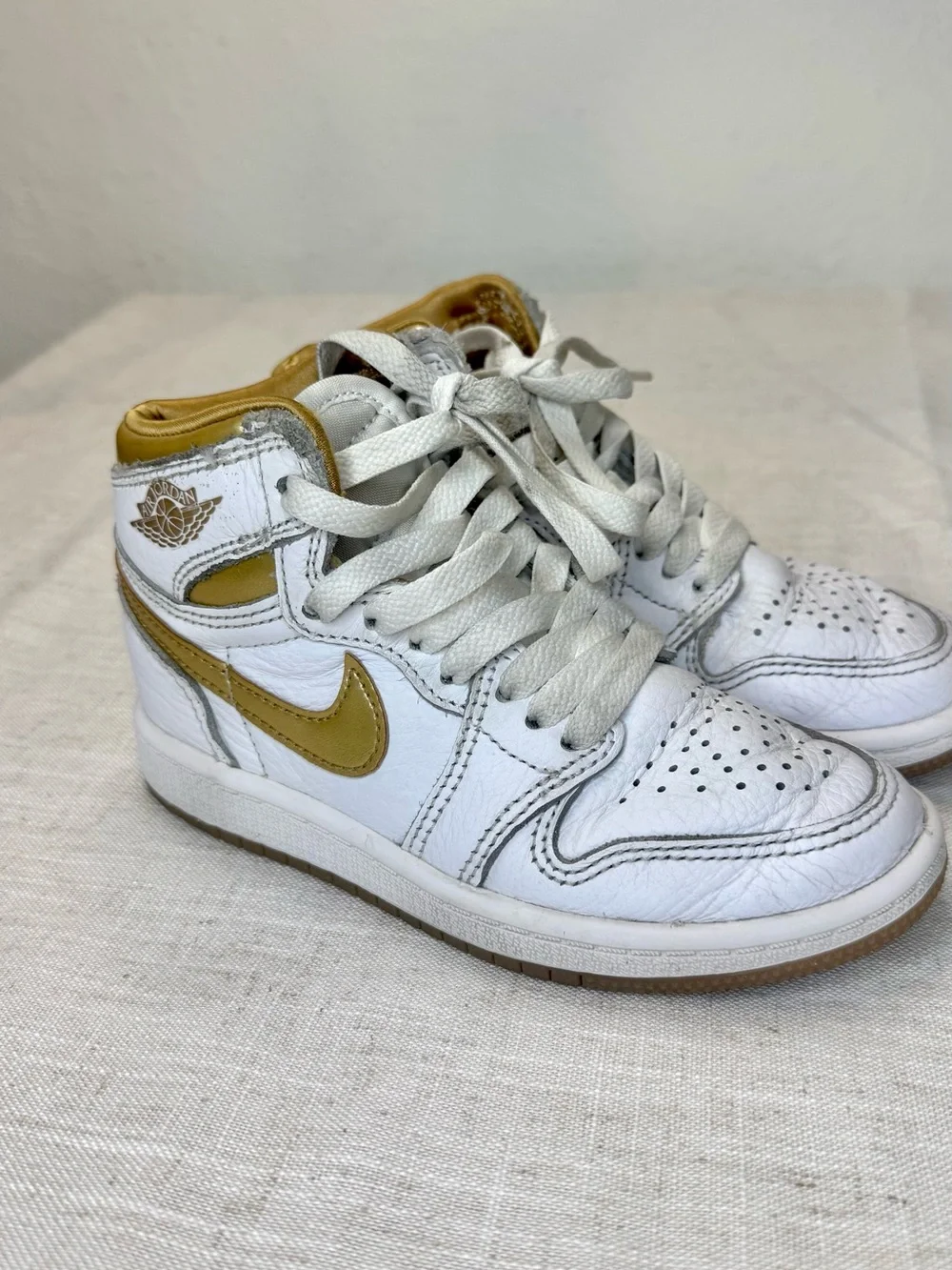 Nike Kids Jordan 1 Retro High OG PS White and Gold Sneakers 11C